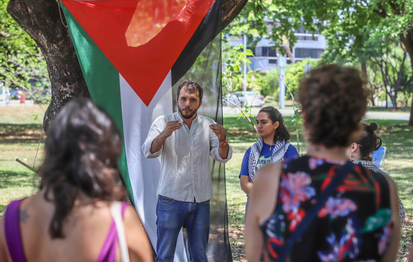 Brasília (DF), 15/10/2023, O socioambientalista Thiago Ávila, durante aula pública Pró-Palestina, na asa norte em Brasília.