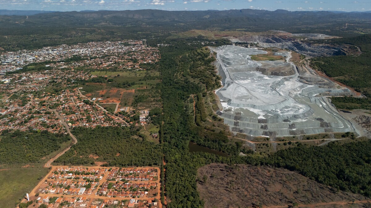 Imagem aérea da área de exploração de amianto da mineradora SAMA.