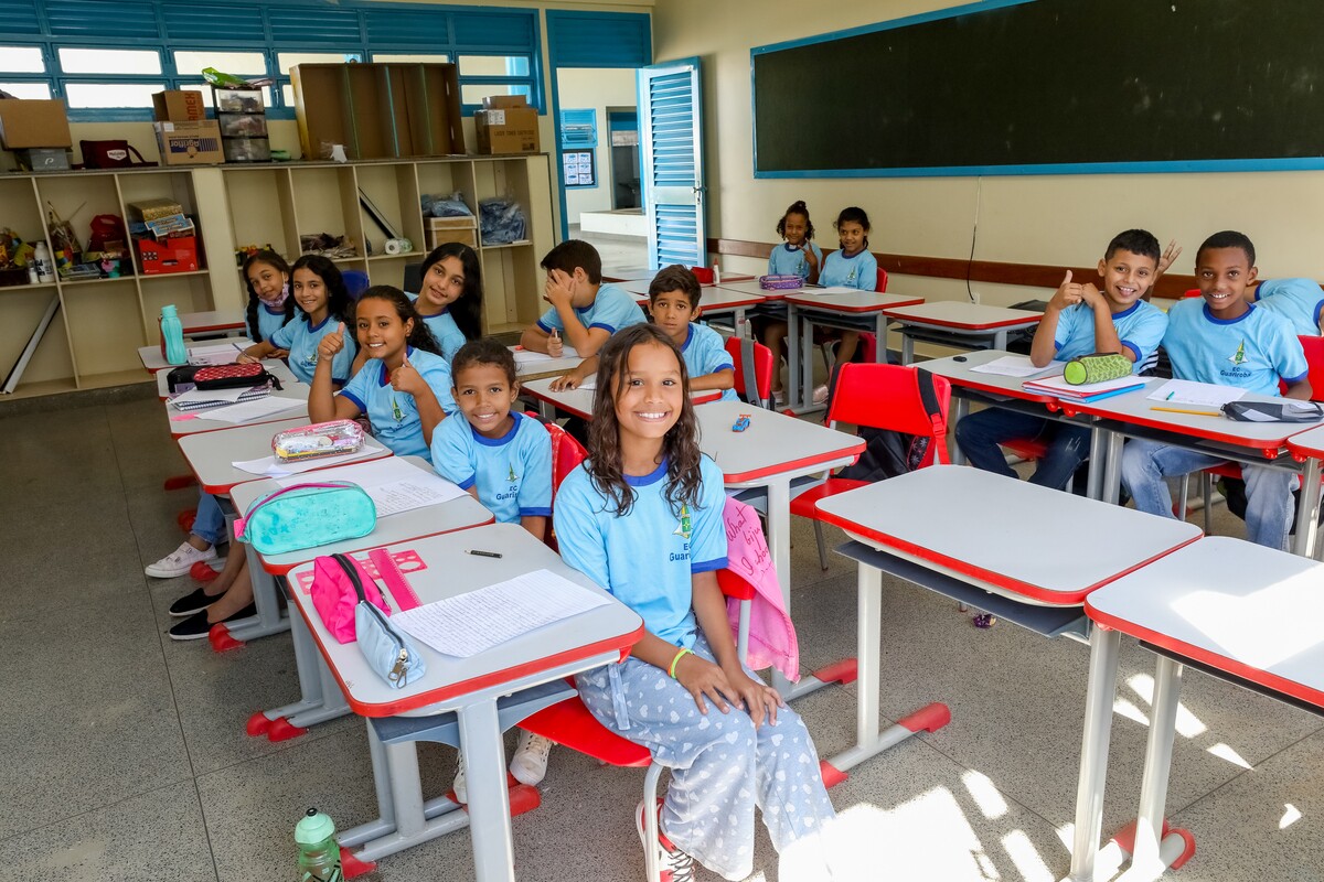 Crianças em sala de aula em uma escola rural no Distrito Federal, única barreira à instalação de uma termelétrica na periferia do DF, viabilizada por mudanças no licenciamento ambiental.