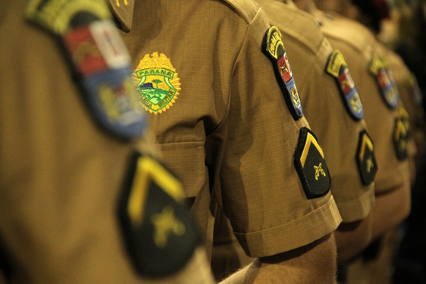 Imagem mostra policiais do estado do Paraná fardados