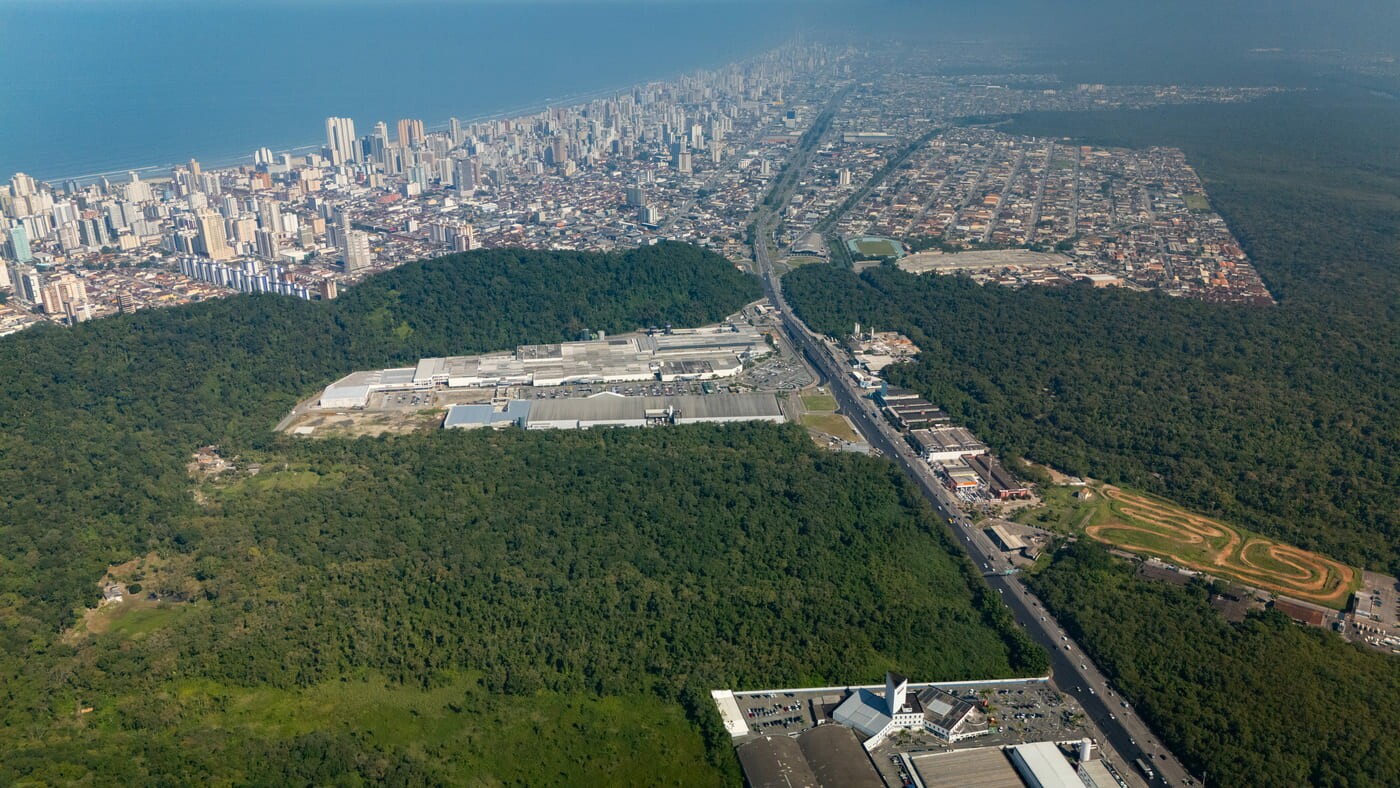 Imagem aérea de aérea de mata preservada na Praia Grande, litoral de São Paulo