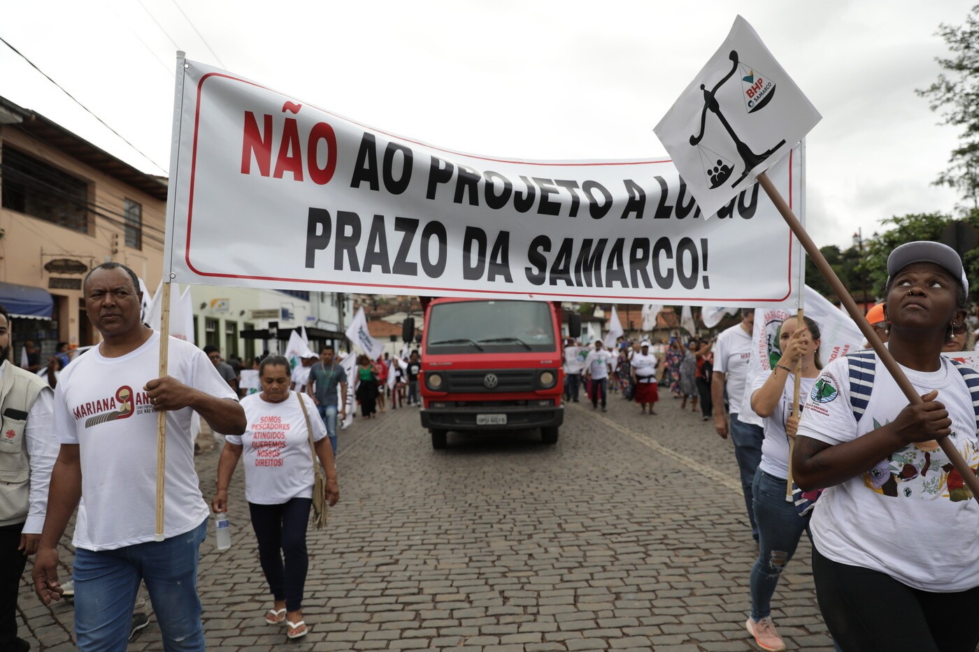 Monica e Mauro carregam Faixa Contra projeto da Samarco em Mariana (MG)