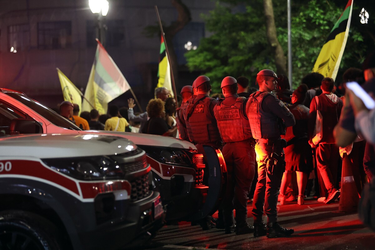 São Paulo (SP) 21/03/2025 - Dia Internacional pela Eliminação da Discriminação Racial, a Frente Povo Negro Vivo, composta por mais de 100 organizações da sociedade civil, participa de ato público no Largo São Francisco, em frente à Faculdade de Direito da USP, no Centro de São Paulo. O evento tem como objetivo denunciar a violência policial e de Estado que atinge, de forma desproporcional, a população negra e periférica no Brasil, além de reivindicar o impeachment do governador Tarcísio de Freitas e do secretário de Segurança Pública, Guilherme Derrite.