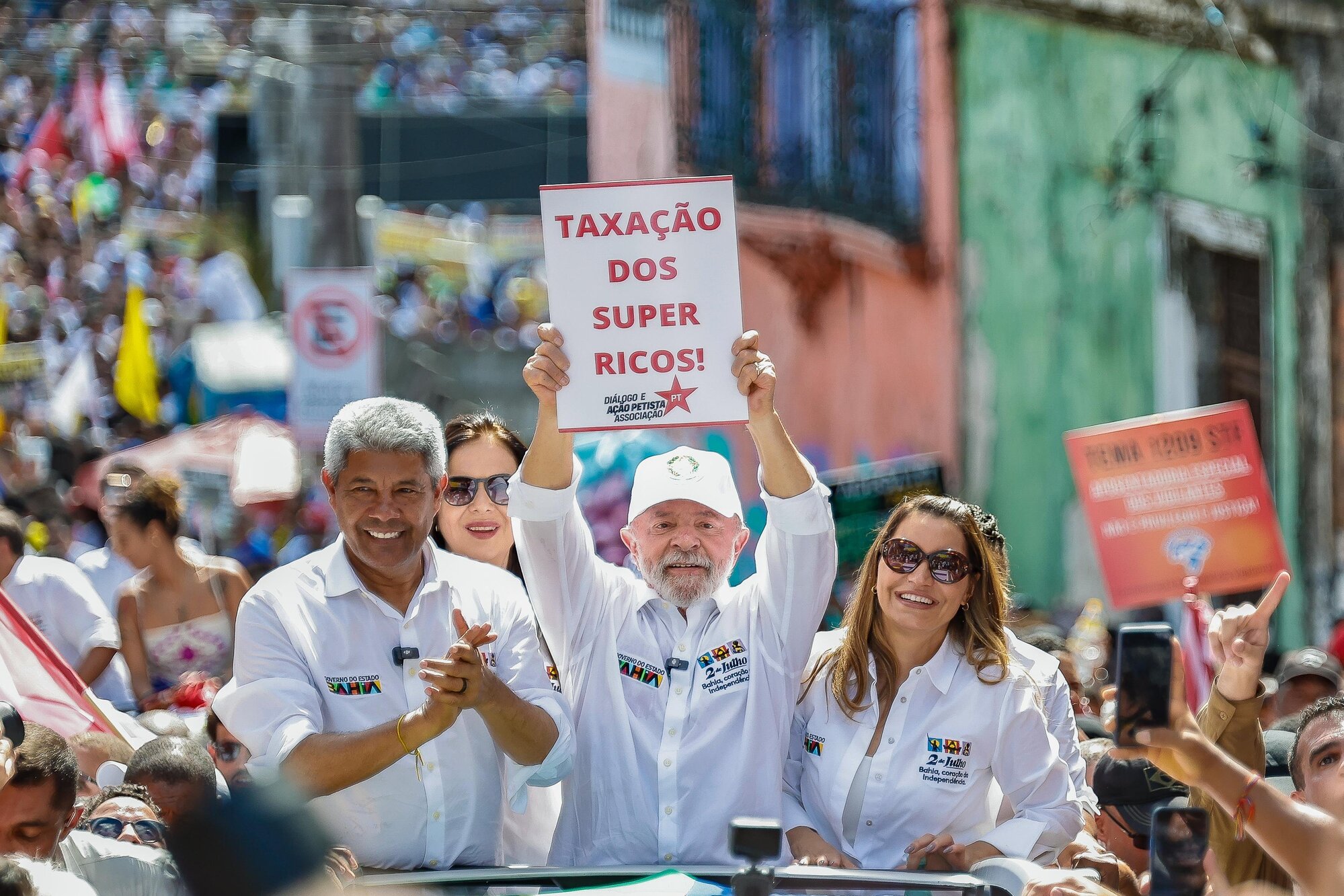 Presidente Lula segura cartaz sobre a taxação de super ricos