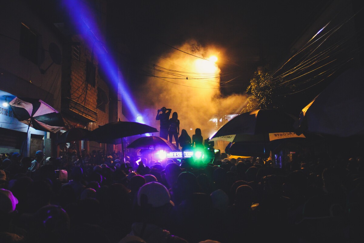 Imagem mostra baile funk em Paraisópolis