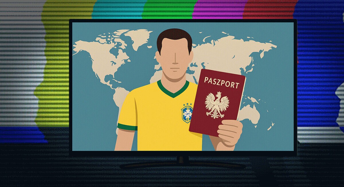 Homem com camisa do Brasil segura passaporte polonês na frente de mapa mundial na TV