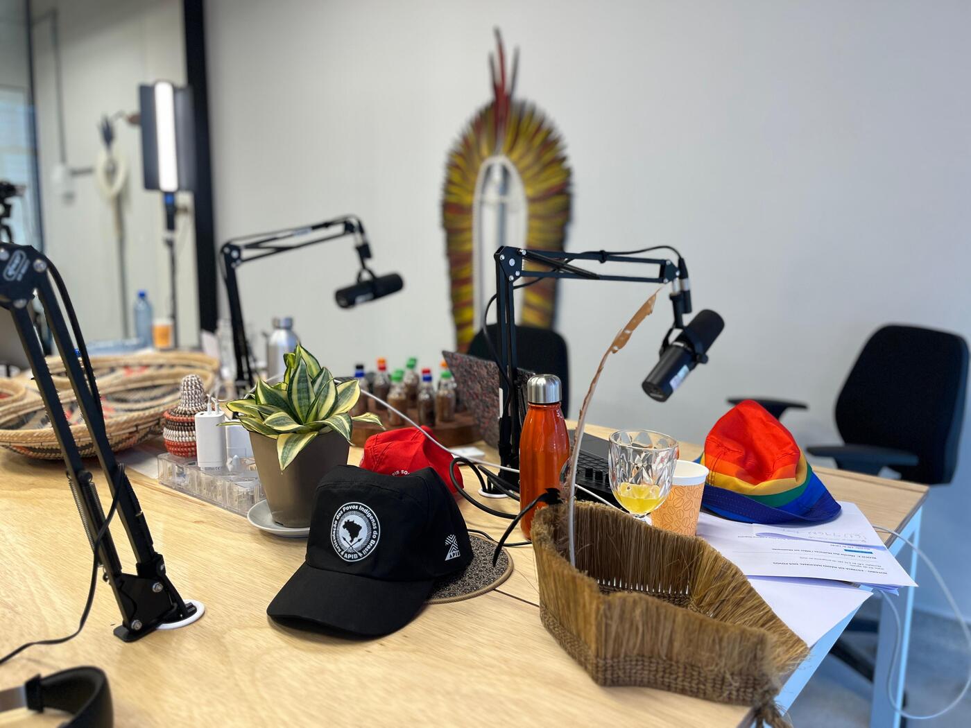 Imagem mostra mesa de gravação da rádio nacional dos povos