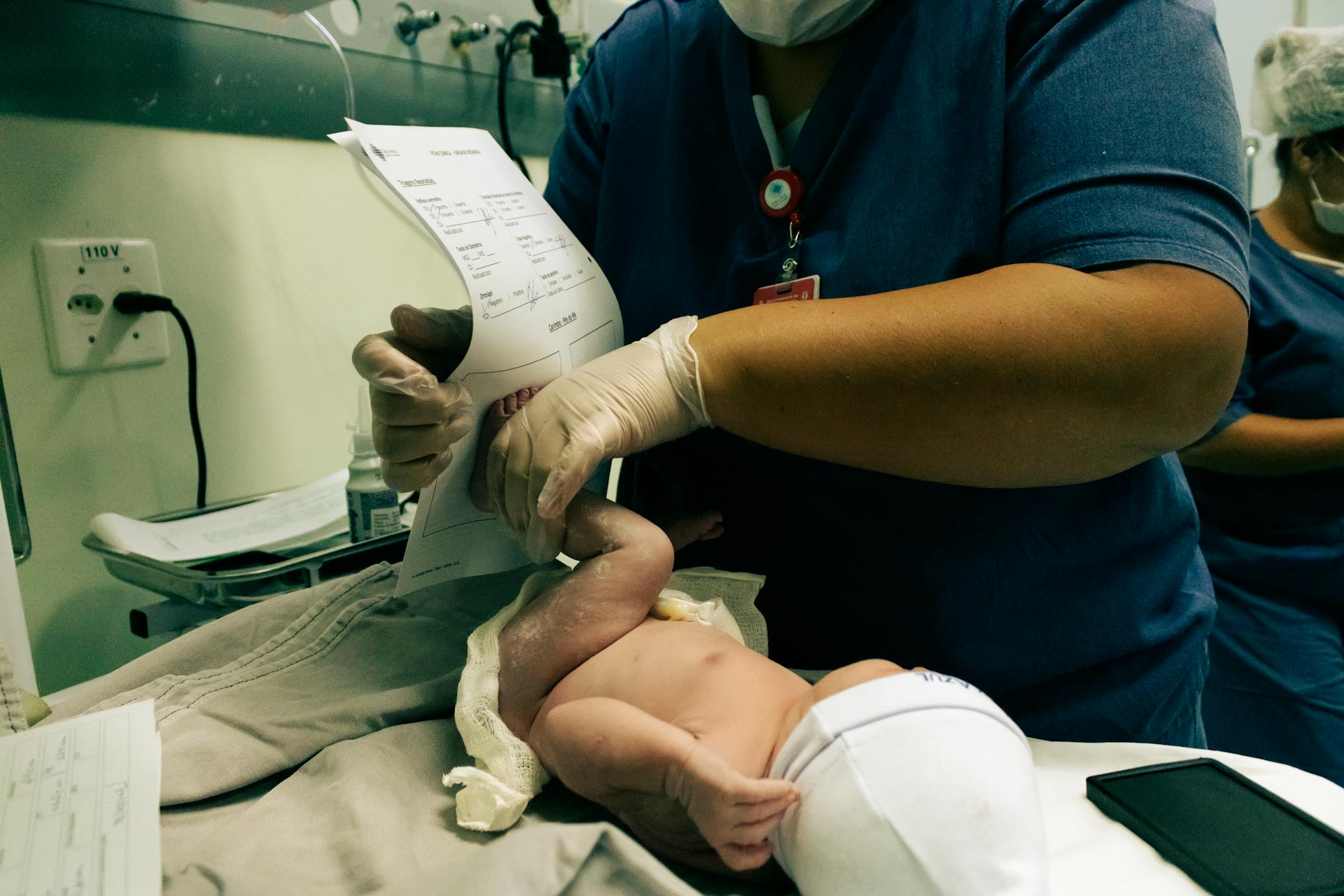 Imagem mostra exame do pezinho em bebê recém nascido