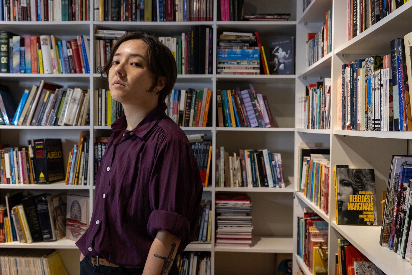 Kael Vitorelo é descendente de família japonesa, designer, artista e pesquisador, mestre em comunicação e semiótica. Se define como uma pessoa trans não binária e após dois anos de luta na justiça, para fazer uma mamoplastia masculinizadora, conseguiu que seu plano de saúde arcasse com os custos.