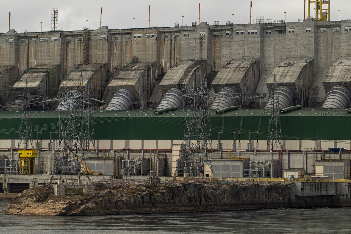 Altamira (PA), 08/01/2025 - No dia 5 de maio de 2016, foi inaugurada a Usina Hidrelétrica (UHE) Belo Monte. Localizada no Rio Xingu, no Pará, sua capacidade instalada é de 11.233,1 MW, sendo reconhecida como a maior hidrelétrica 100% brasileira. O empreendimento utiliza, em seu reservatório principal, uma tecnologia preservacionista conhecida como fio d’água, o monitoramento das estruturas, previsto no Plano, é um dos mais bem equipados do país. Dispondo de 1.976 instrumentos, de 12 diferentes tipos, realiza-se uma avaliação periódica ao desempenho das estruturas de concreto dos 28 diques que conformam o Reservatório Intermediário e das barragens de Pimental e Belo Monte.