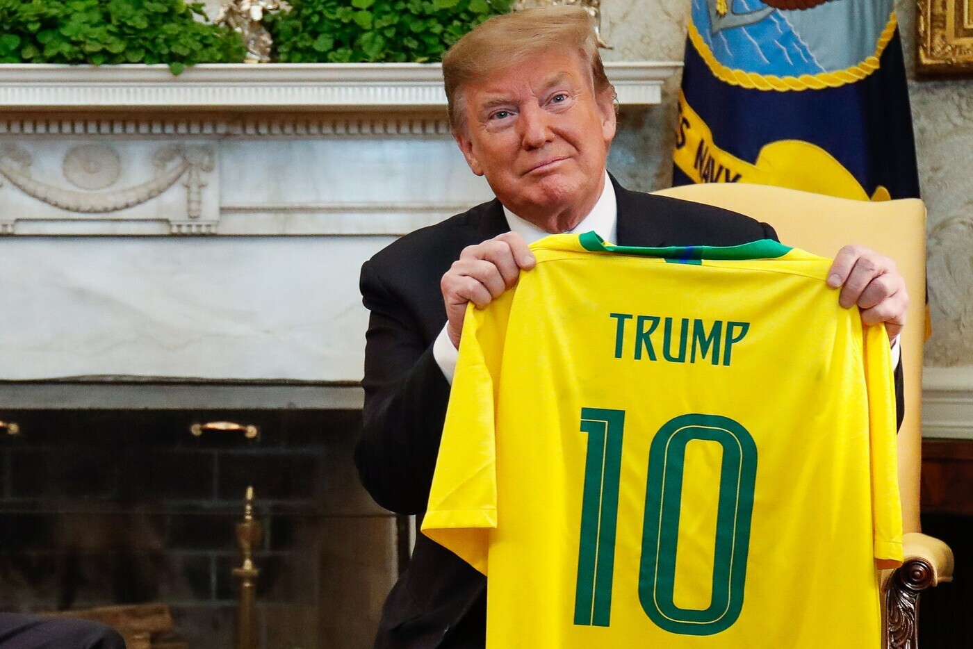 Presidente Donald Trump segura camisa do Brasil