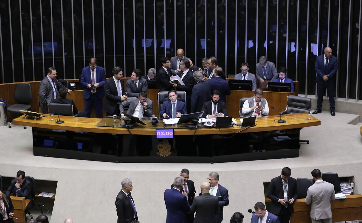 Votos da base aliada de Lula garantiram aprovação da PEC da Blindagem na Câmara