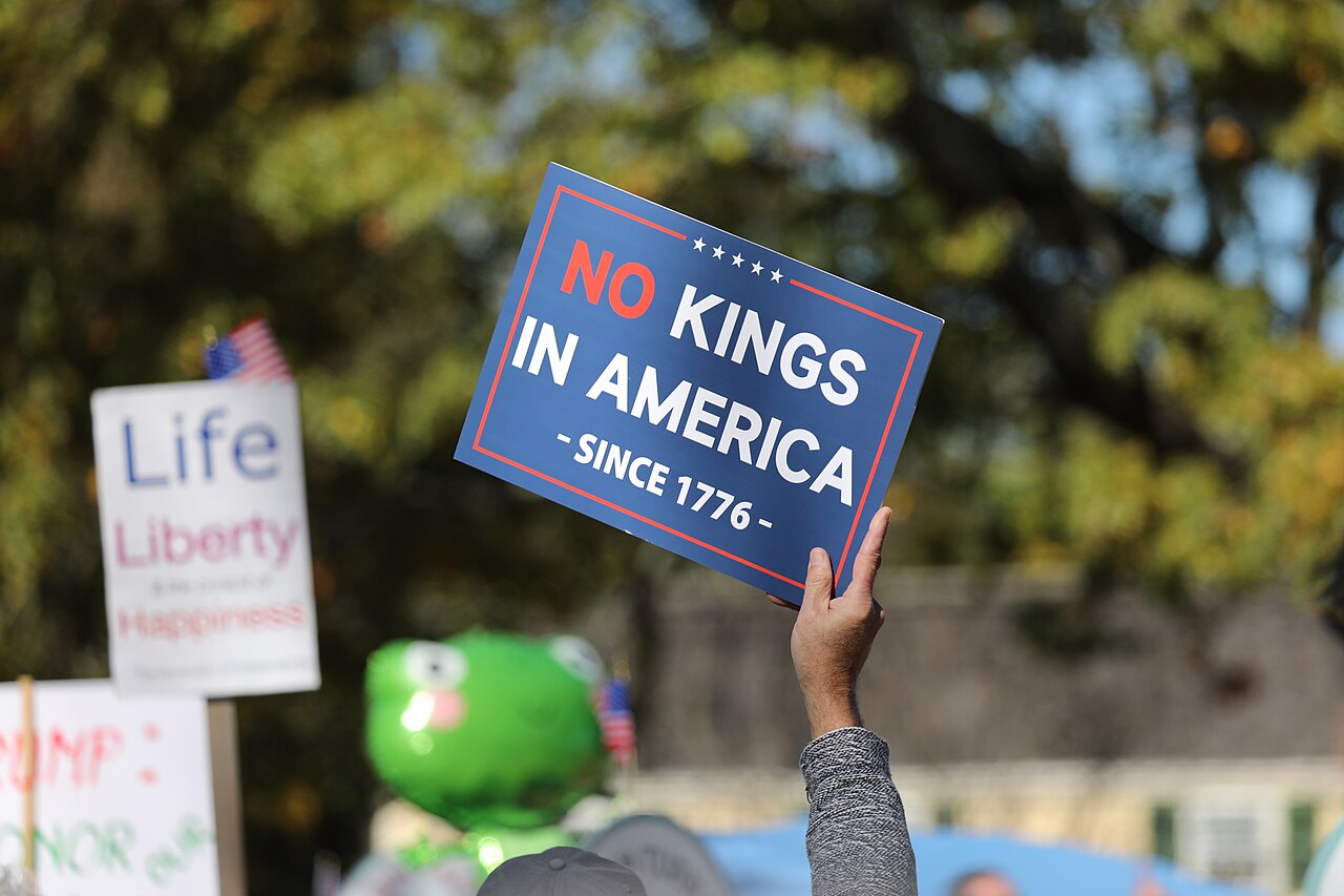 EUA: “No Kings” mostra resistência à demolição da democracia