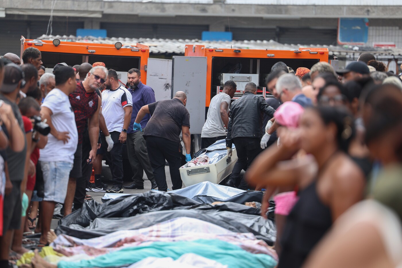 Rio de Janeiro (RJ), 28/10/2025 - Dezenas de corpos são trazidos por moradores para a Praça São Lucas, na Penha, zona norte do Rio de Janeiro. Operação Contensçao