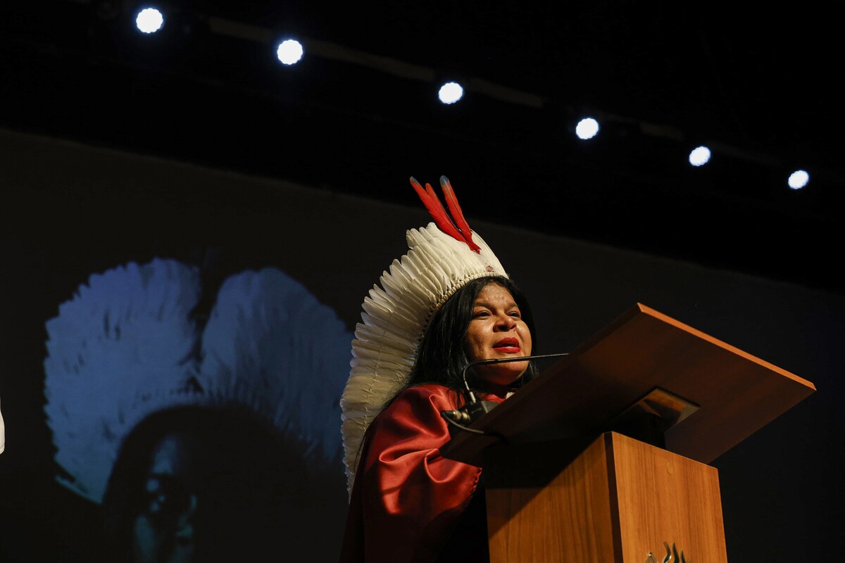 Em foto, Uerj entrega título de Doutora Honoris Causa a ministra dos pov