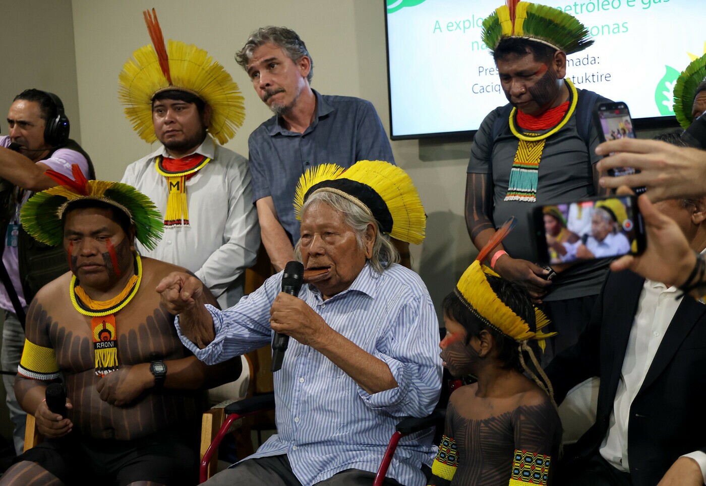 O cacique indígena Raoni Metuktire participa do painel sobre exploração de petróleo e gás na foz do Amazonas durante a 30ª Conferência das Partes (COP30)