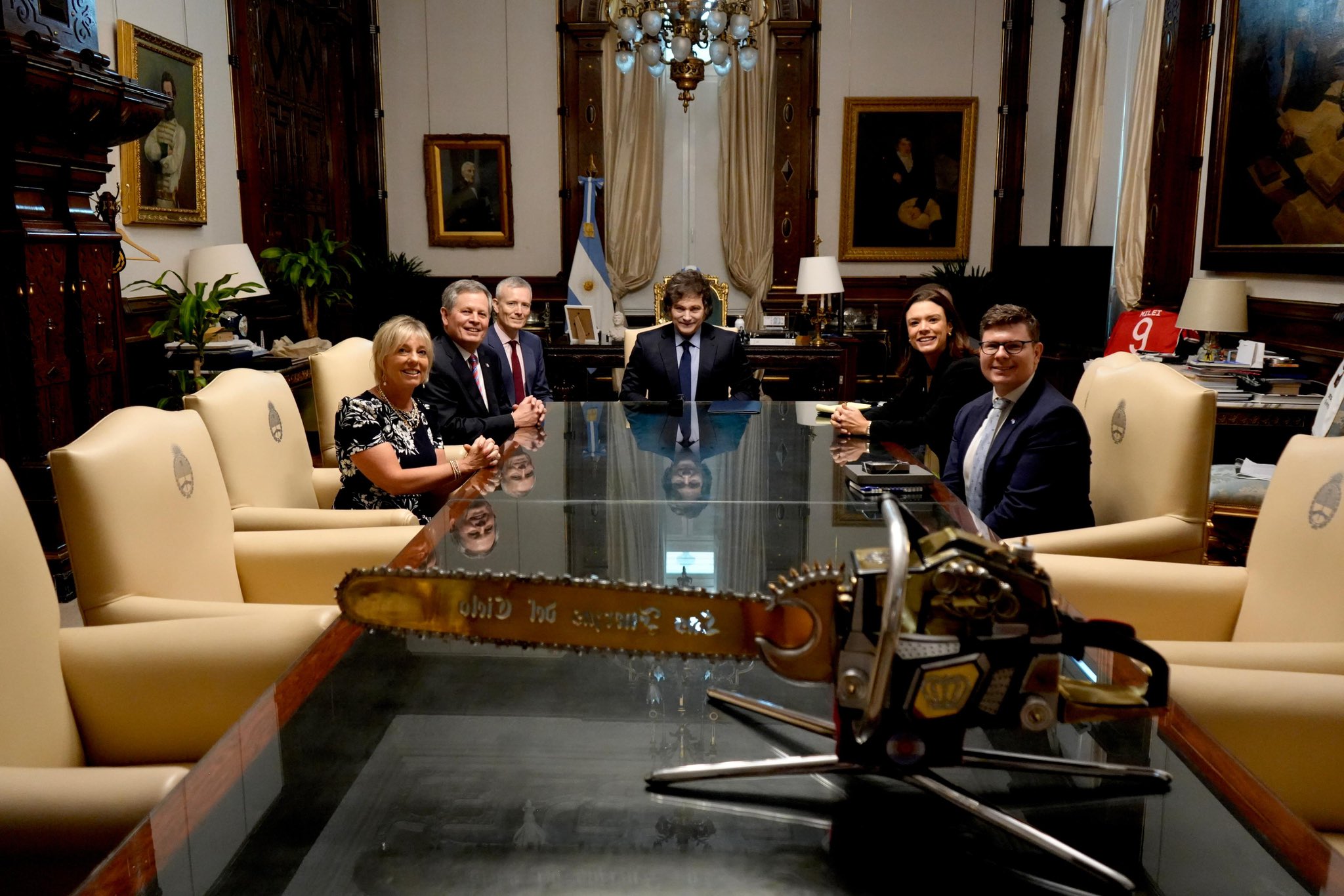 O presidente da Argentina Javier Milei recebeu o senador republicano americano Steve Daines e sua delegação na Casa Rosada.