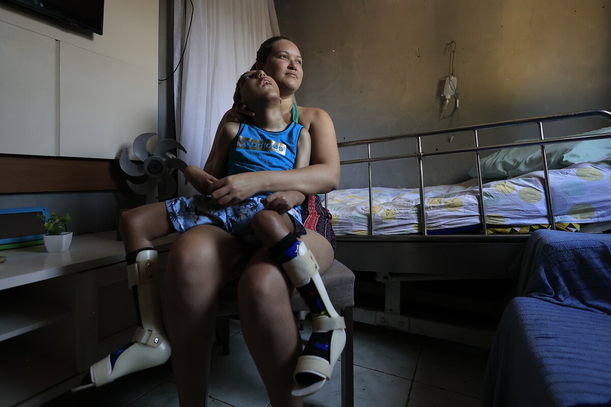 31/10/2025 - Olinda - Claudilene Reis, 30 anos de idade, mãe de Kauan Lucas, 9 anos de idade, portador de microcefalia causado pelo vírus da Zika.