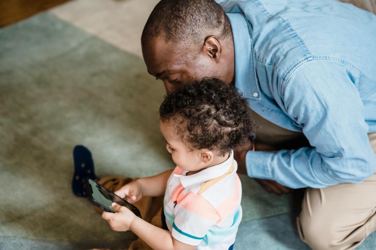 Controle parental: 3 meses após sanção da Lei Felca pais não sabem proteger filhos na web