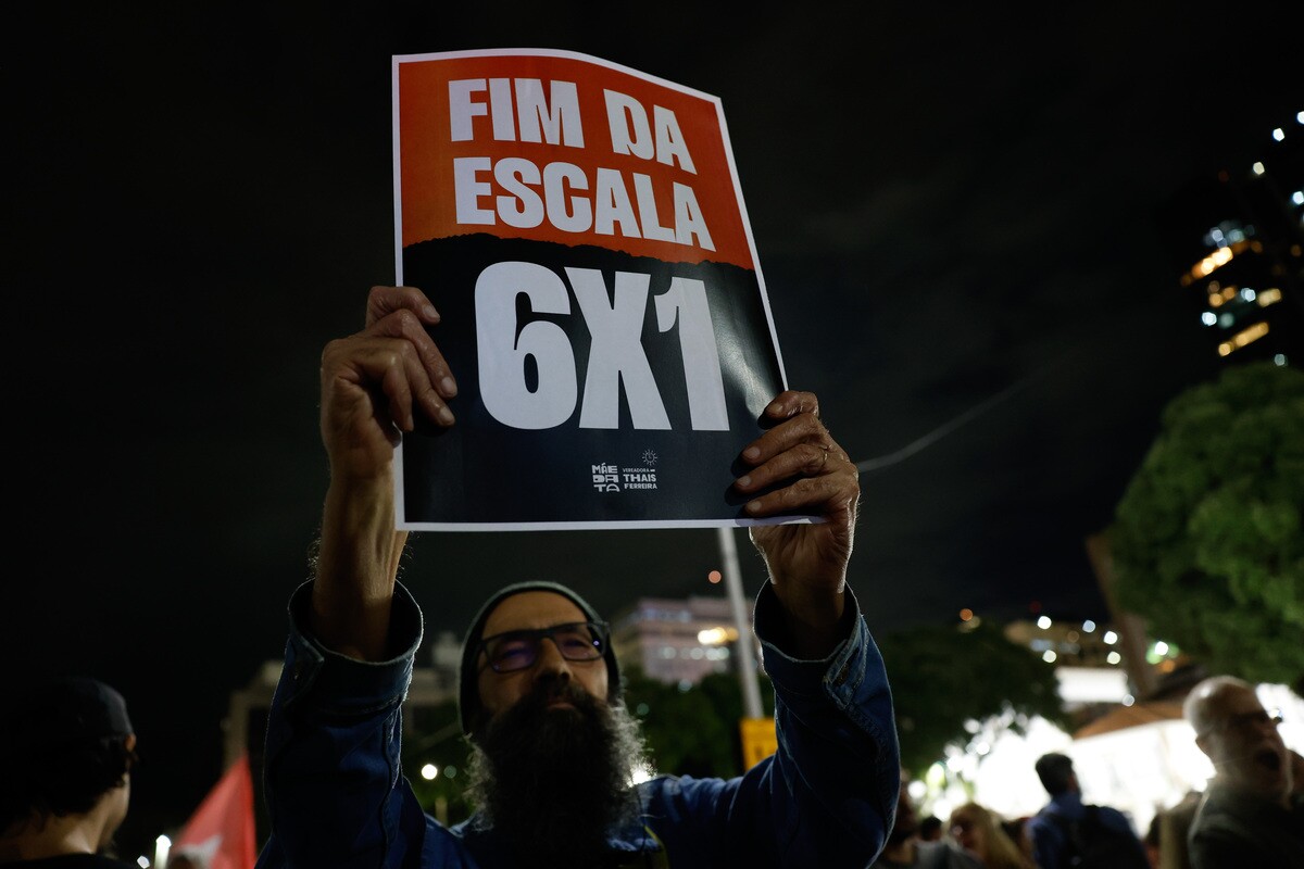 Rio de Janeiro (RJ), 10/07/2025 – Trabalhadores e movimentos sociais fazem manifestação pelo fim da escala de trabalho 6 x 1 e pela taxação dos super-ricos, na Praça XV. Foto: Fernando Frazão/Agência Brasil