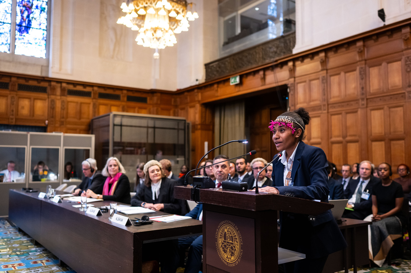 A ativista Cynthia Houniuhi fala em nome do grupo "Estudantes das ilhas do Pacífico lutando contra as mudanças climáticas" em audiência realidade em dezembro de 2024 na Corte Internacional de Justiça sobre a obrigação dos estados de enfrentar a crise climática.