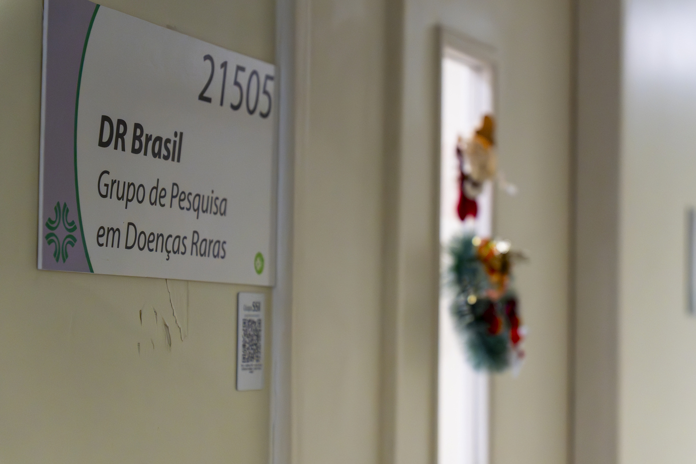 Imagem mostra identificação na porta do grupo de pesquisa em doenças raras