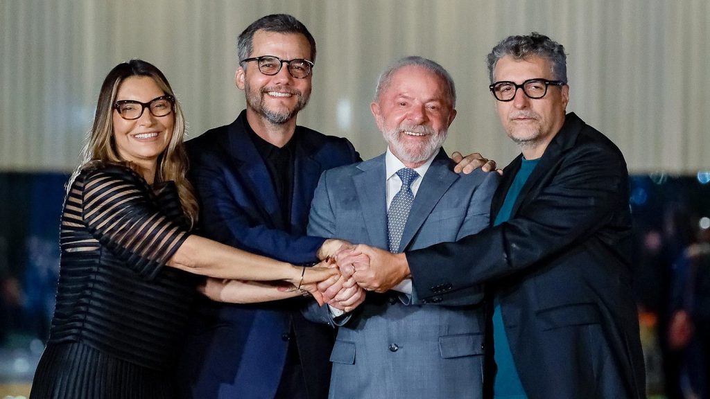 A primeira-dama Janja e o presidente Lula recebem o ator Wagner Moura e o cineasta Kleber Mendonça Filho