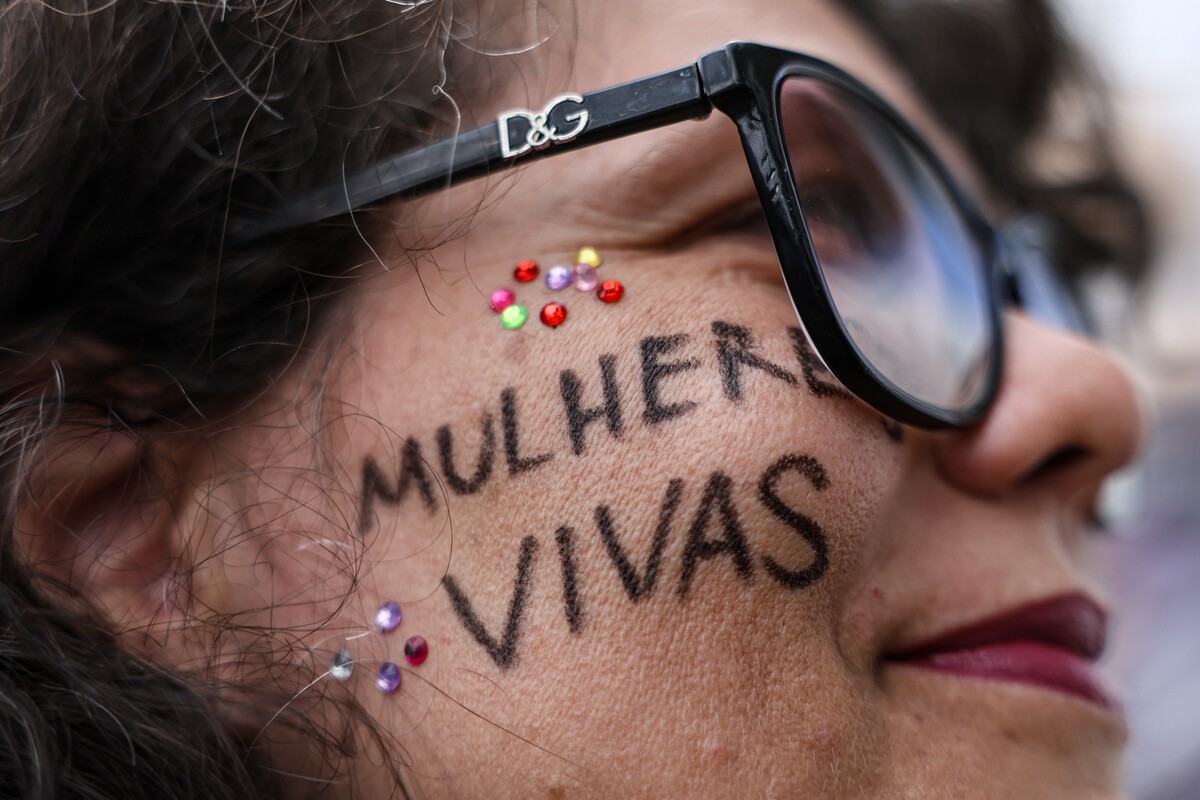 Brasília (DF), 07/12/2025 - O Levante Mulheres Vivas realiza ato na área central de Brasília para denunciar o feminicídio e todas as formas de violência contra mulheres.