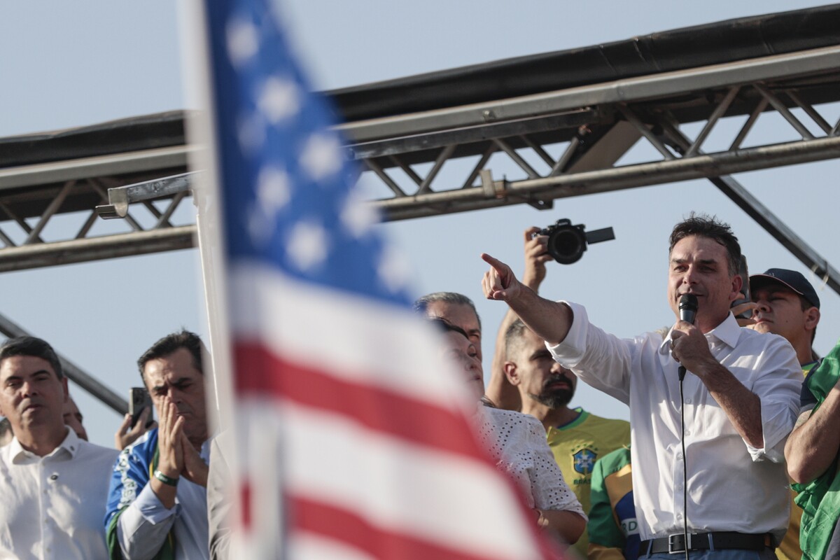 O “moderado” Flávio Bolsonaro pediu intervenção dos EUA nas eleições