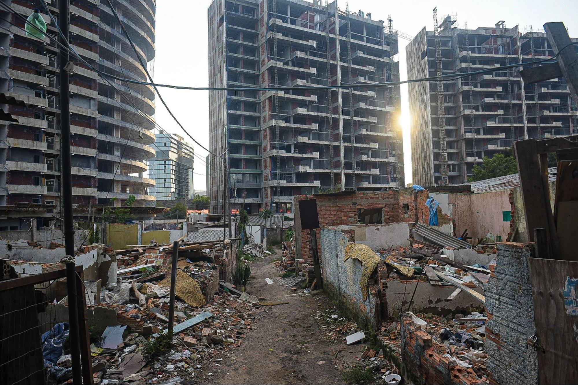 Casas destruídas do Quilombo Kédi com os prédios da CFL e Country Empreendimentos ao fundo. 29 de março de 2026