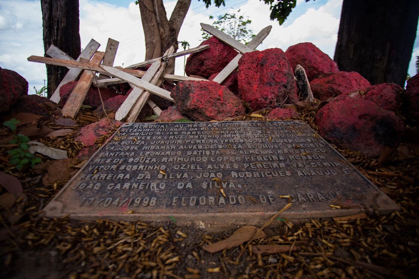 Imagem mostra lápide com os nomes dos assassinados no conflito de Eldorado do Carajás
