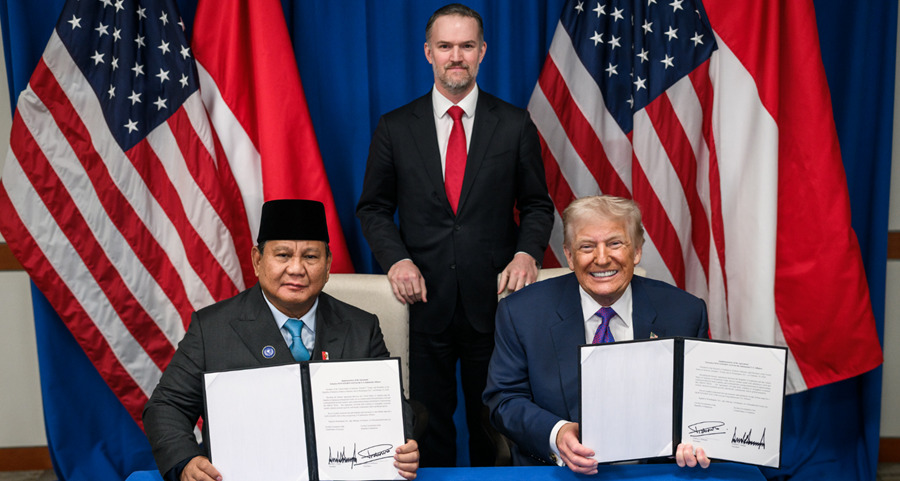 Presidente dos Estados Unidos Donald Trump e representante da Indonésia durante assinatura de acordo