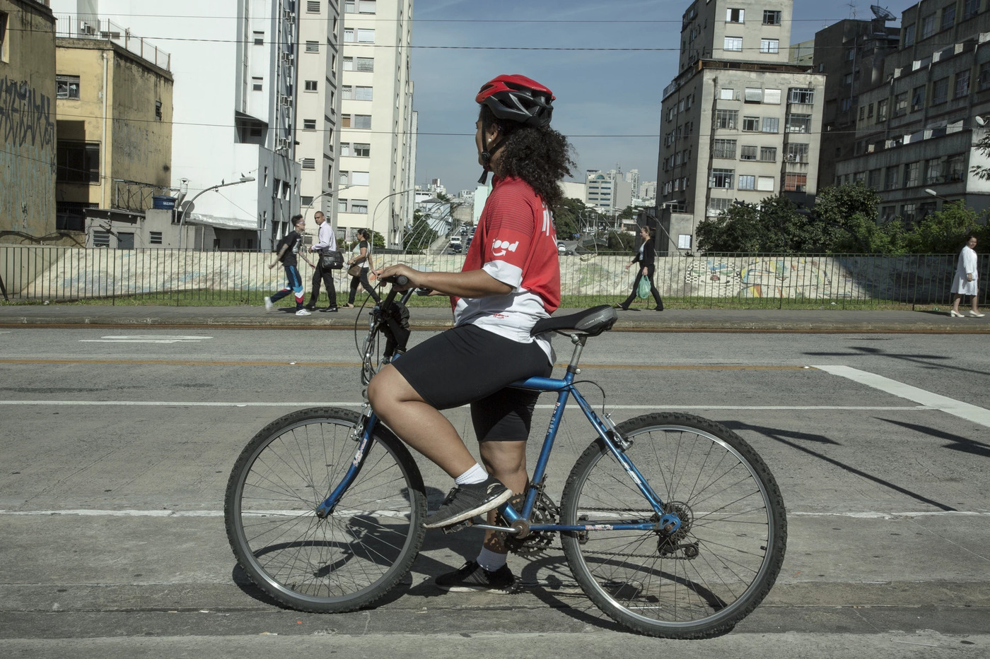 A entregadora de aplicativo Nana durante entrega de bike pelas ruas de São Paulo