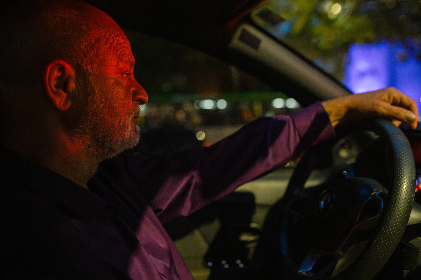 Cleiton, motorista de aplicativo da Uber, circulando pelas ruas do Distrito Federal