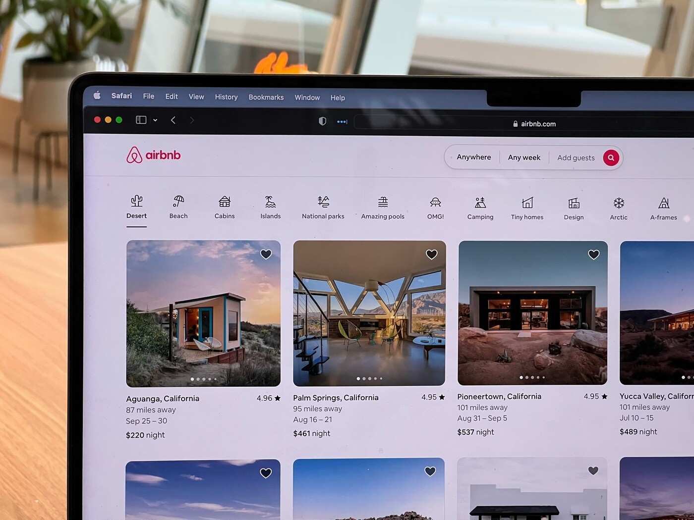 Imagem mostra plataforma do Airbnb aberta em computador