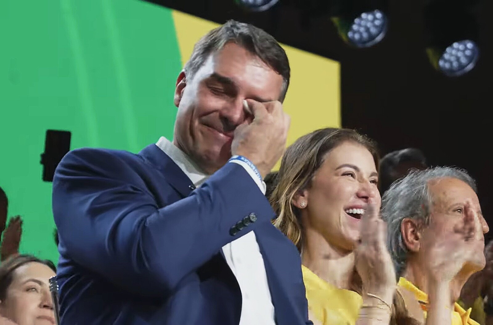 Flávio Bolsonaro chora em conveção do PL