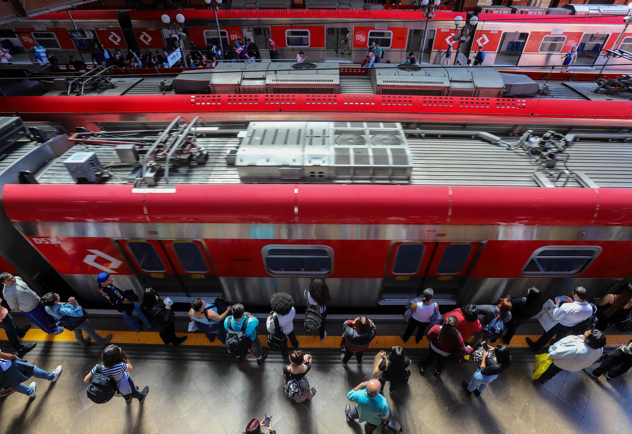 Foto mostra plataforma de trem da Estação Luz, no centro de SP. Estação integra a linha 12 da CPTM.