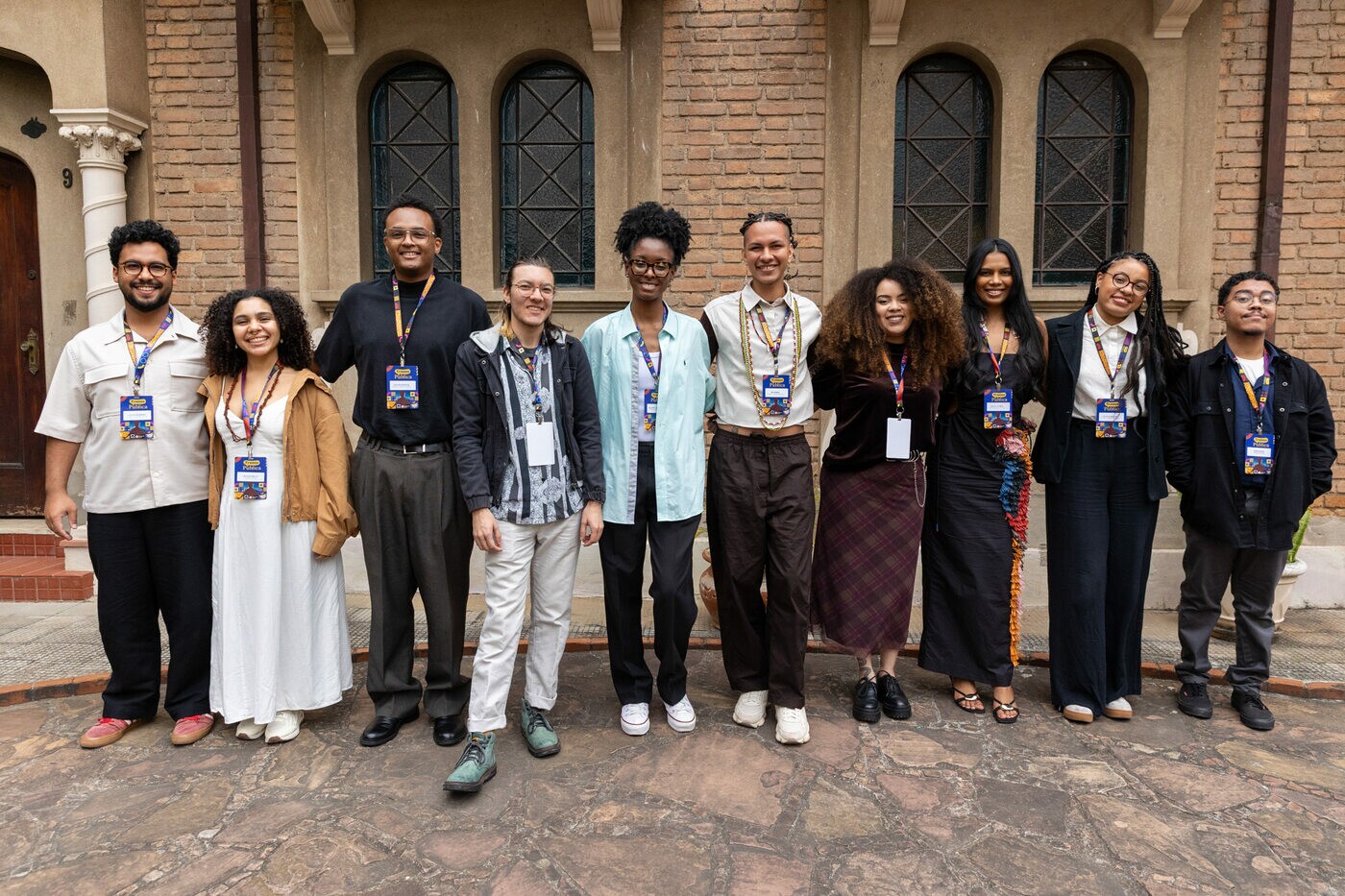 Imagem mostra os dez trainees selecionados para o curso Pública de jornalismo 2026