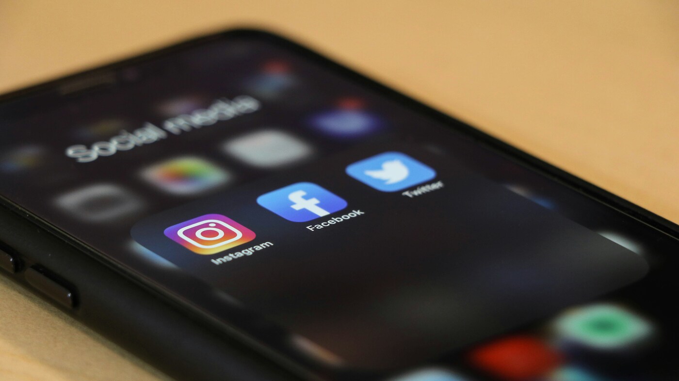 Imagem mostra ícones dos aplicativos de redes sociais da Meta em celular