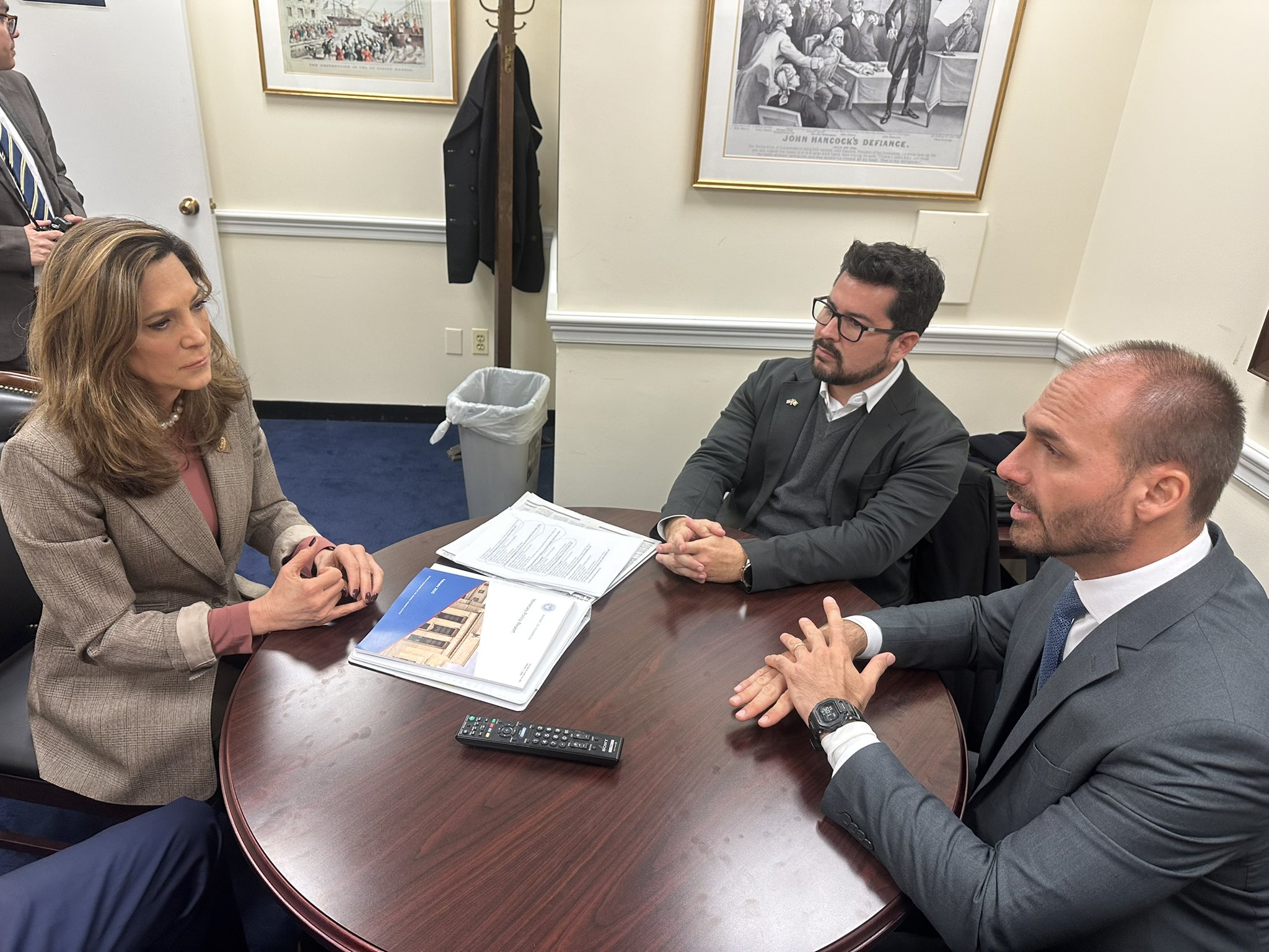 Eduardo Bolsonaro durante encontro com a deputada Maria Salazar e Paulo Figueiredo em fevereiro de 2025 nos EUA
