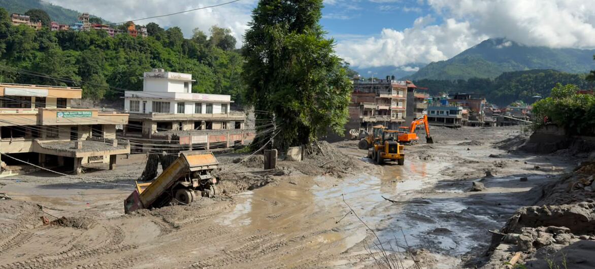 Edifícios na província de Bagmati, no Nepal, cobertos de lama após a inundação do dia 26 de agosto