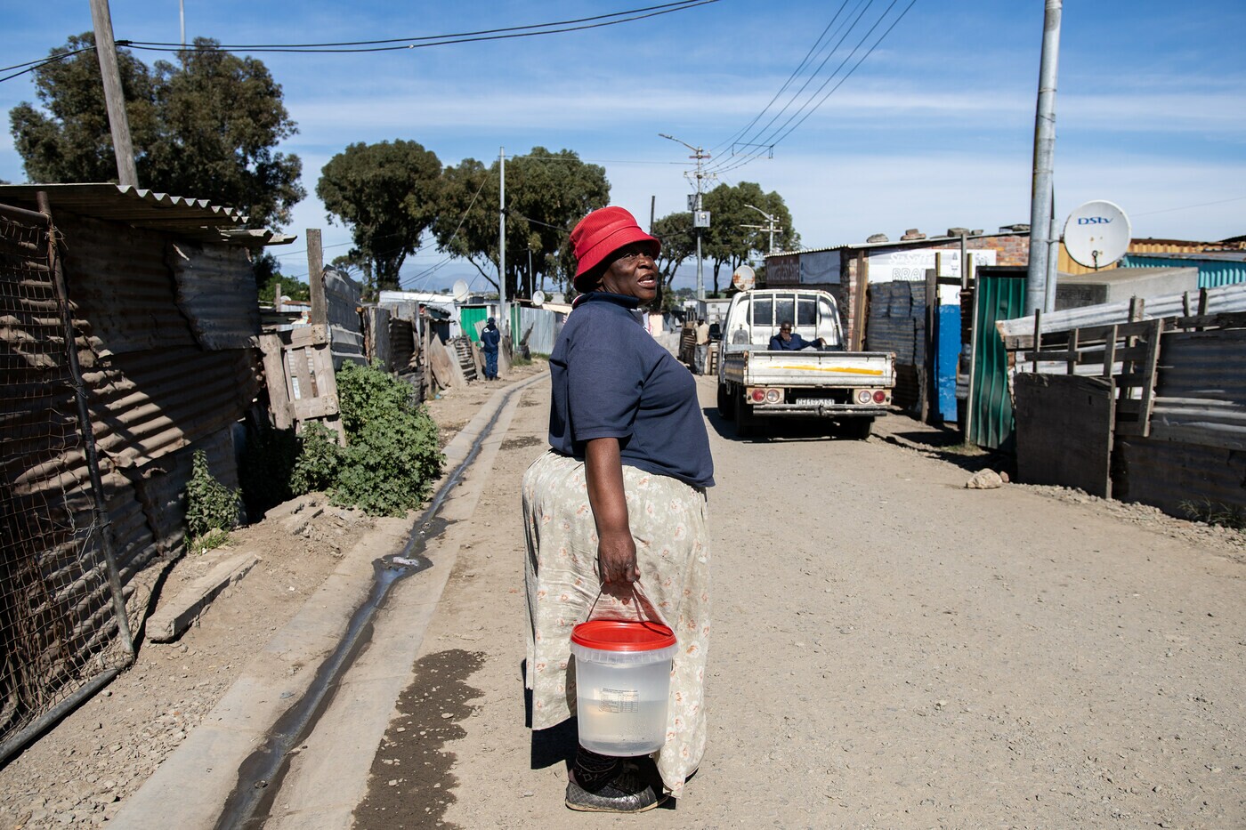 Ncediwe Vanqa em uma das sete viagens diárias para buscar água na Cidade do Cabo (África do Sul)