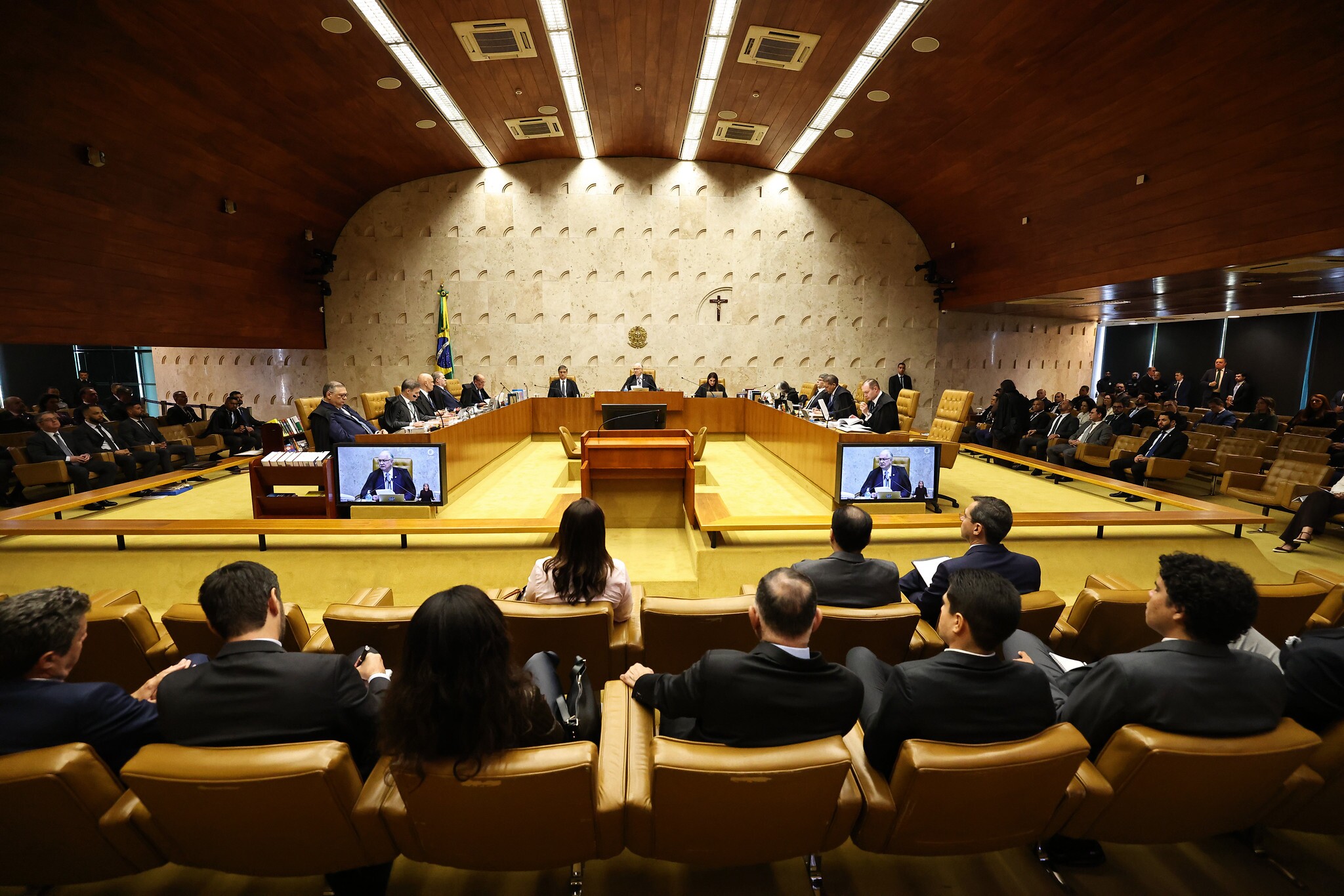 Capa fotográfica da fonte da Fora da Superfície: Campanha de Flávio ignora relação com Vorcaro e tenta associar briga no STF a Lula