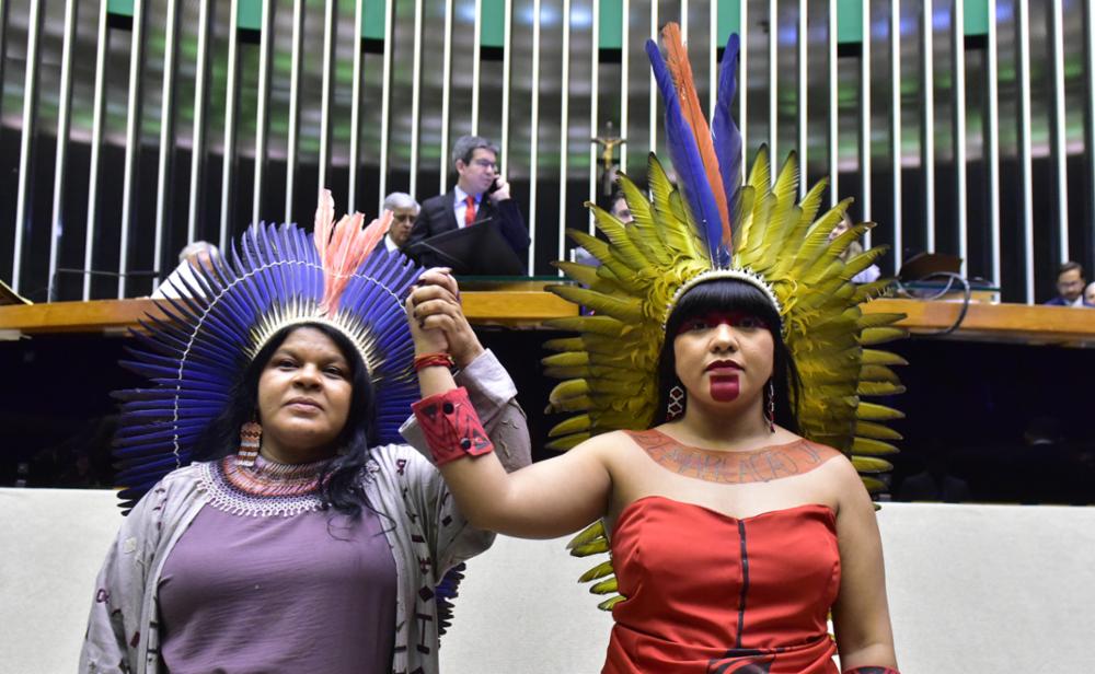 Integrantes da Bancada Indígena do Congresso Nacional, Sônia Guajajara (à esquerda) e Célia Xakriabá (à direita)
