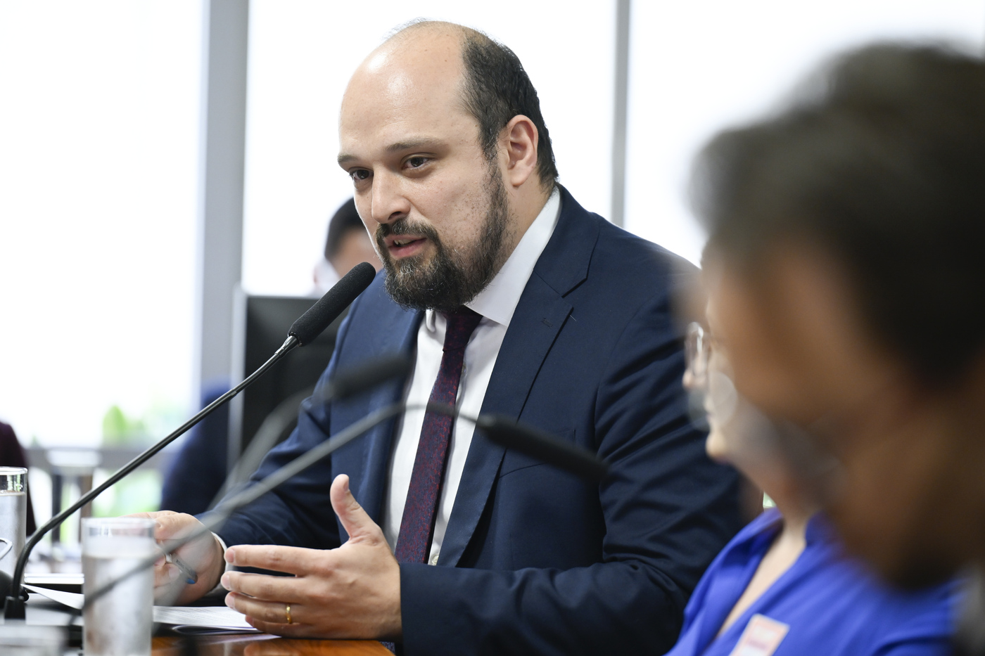 Diretor do Instituto Sivis, Jamil Assis, durante audiência pública no Senado sobre regulação de redes sociais com foco em moderação de conteúdo e remoção de contas de usuários.