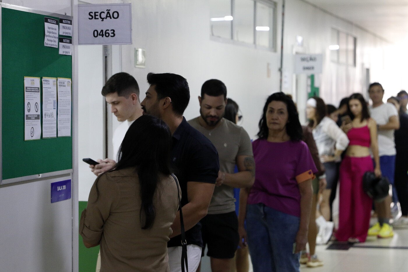 Brasília (DF), 04/10/2026 - Pessoas chegam para votação das Eleições 2026 na Unieuro