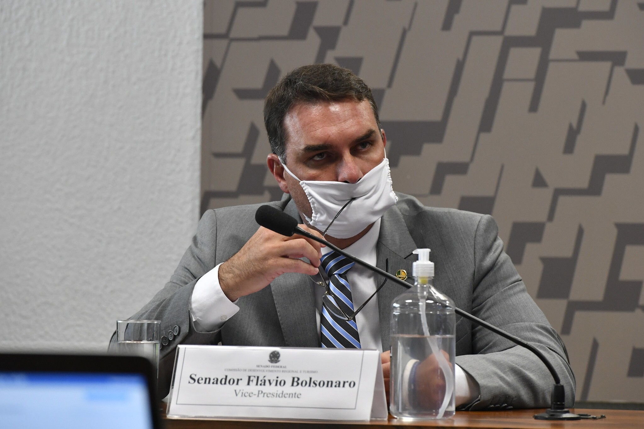 O senador Flávio Bolsonaro, durante sessão da Comissão de Desenvolvimento Regional do Senado