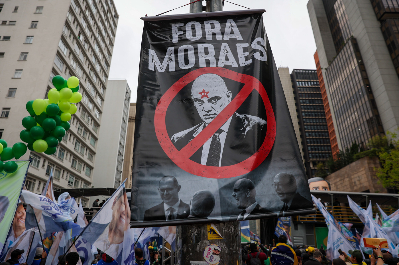 Ato de 7 de Setembro na Avenida Paulista em 2026. Manifestante segura poster contra o ministro do STF Alexandre de Moraes