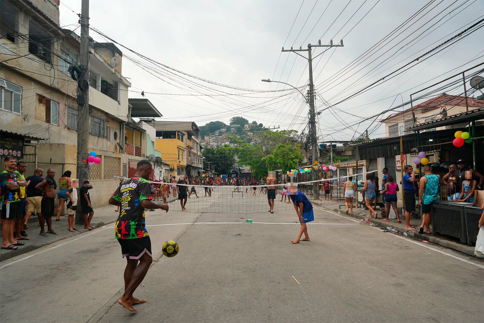Crianças brincam em rua do Complexo da Penha e Alemão