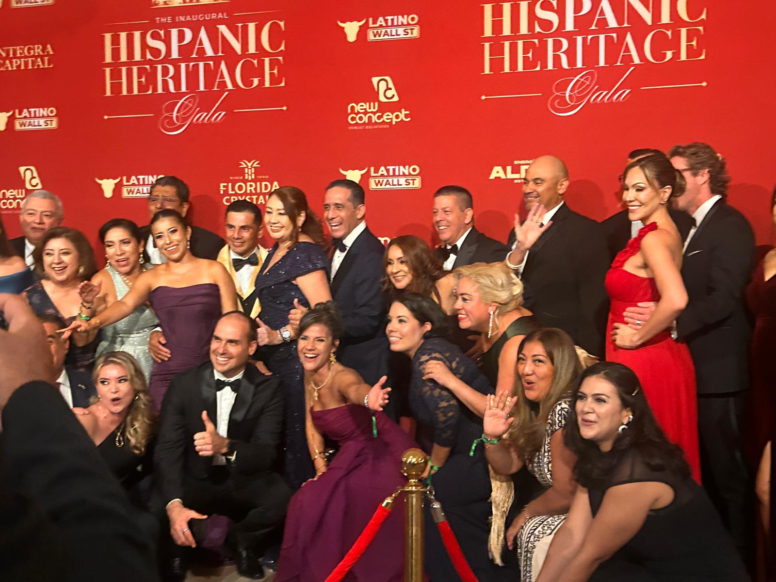 Em foto, Eduardo Bolsonaro aparece cercado de apoiadores da extrema direita na festa de gala da Hispanic Heritage